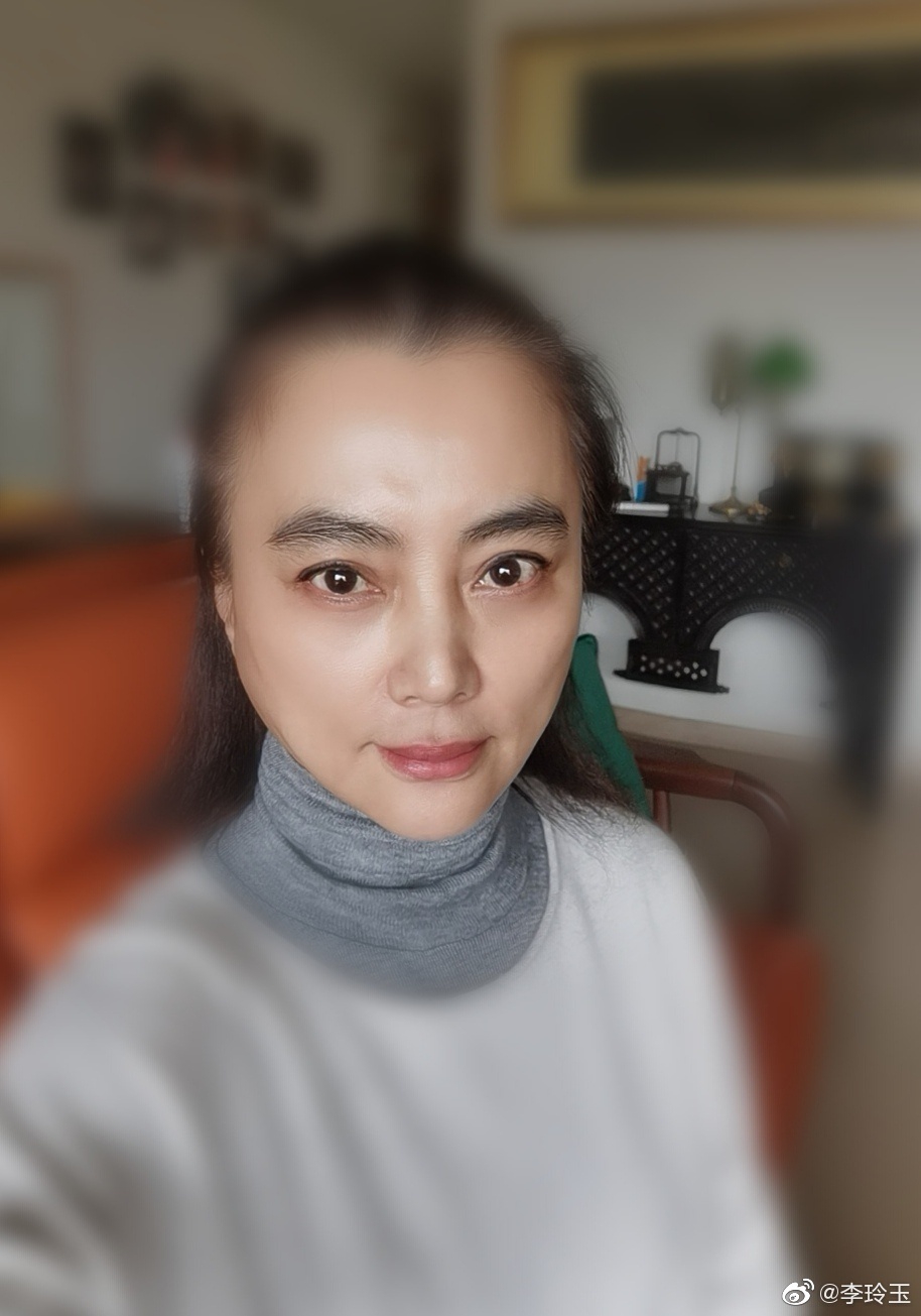 组图:57岁李玲玉晒素颜近照 眼神柔和对镜浅笑气质端庄