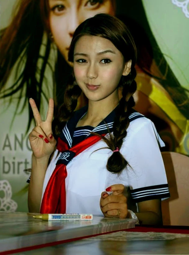 组图:angelababy早年学生装造型曝光 混血颜值比现在还漂亮