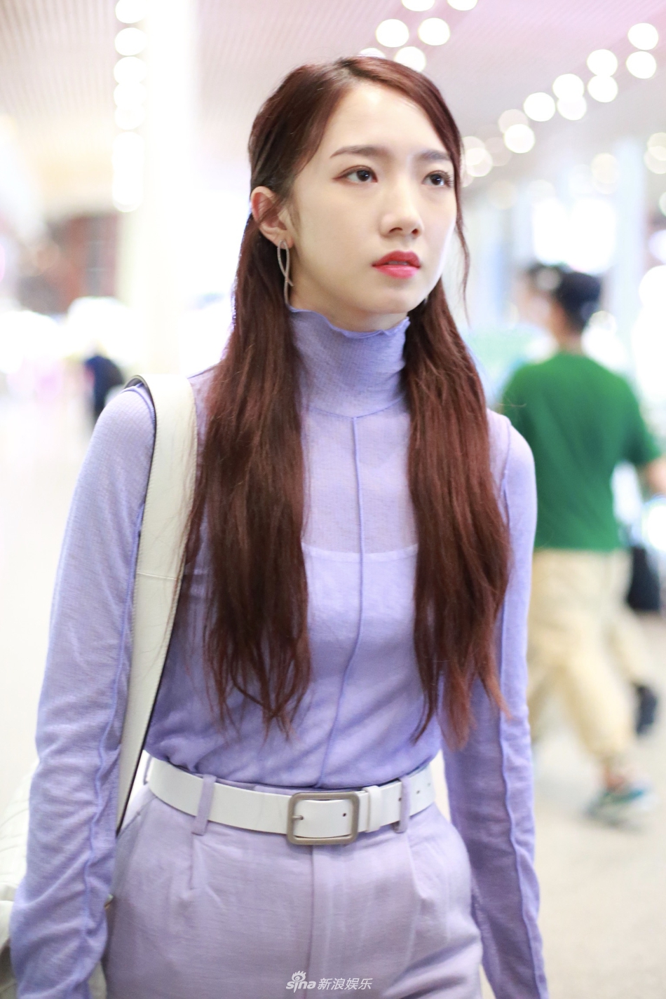 组图:孟美岐一身紫衣现身 长发搭肩气质优雅女人味十足