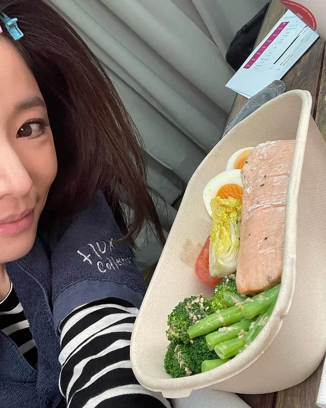 组图：林心如分享工作餐 半盒蔬菜不见米饭配一大块鸡胸肉