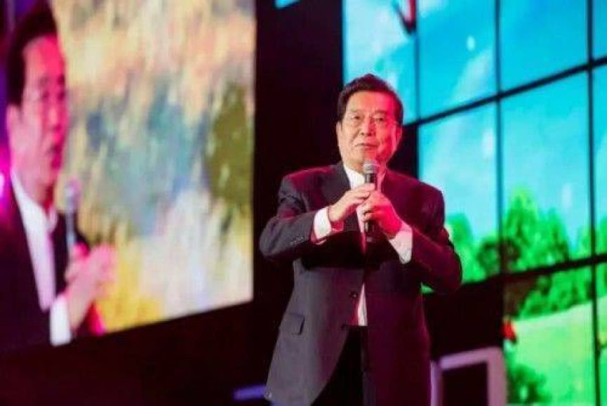 组图：80岁李双江近照曝光 身穿蓝色短袖上课笑容和蔼