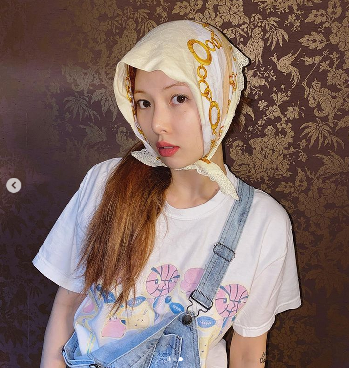 组图:泫雅穿背带裤化身元气少女 头戴方巾表情灵动可爱