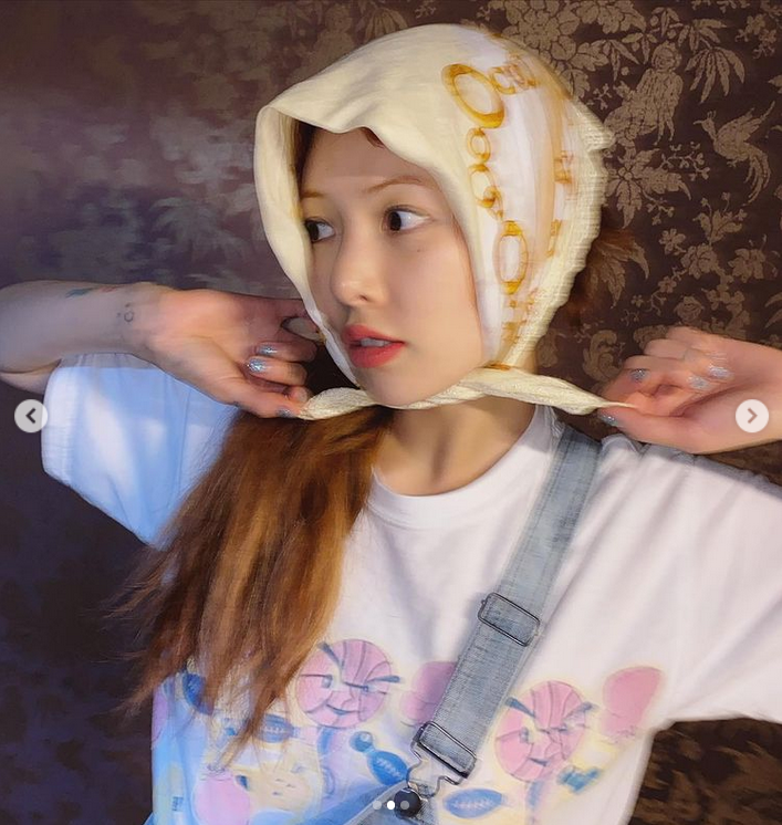组图:泫雅穿背带裤化身元气少女 头戴方巾表情灵动可爱