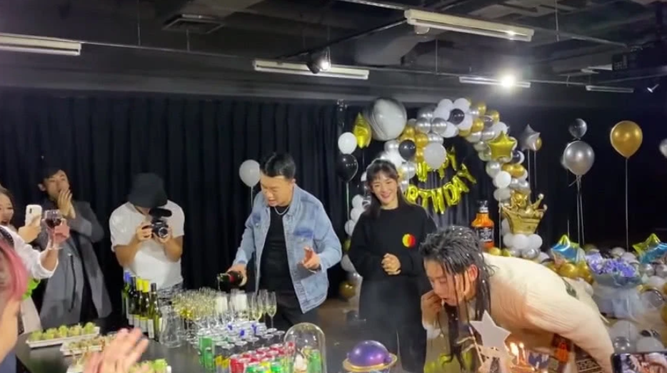 【奇趣网】张杰剧场过生日谢娜惊喜现身 两人喝交杯酒甜蜜满满