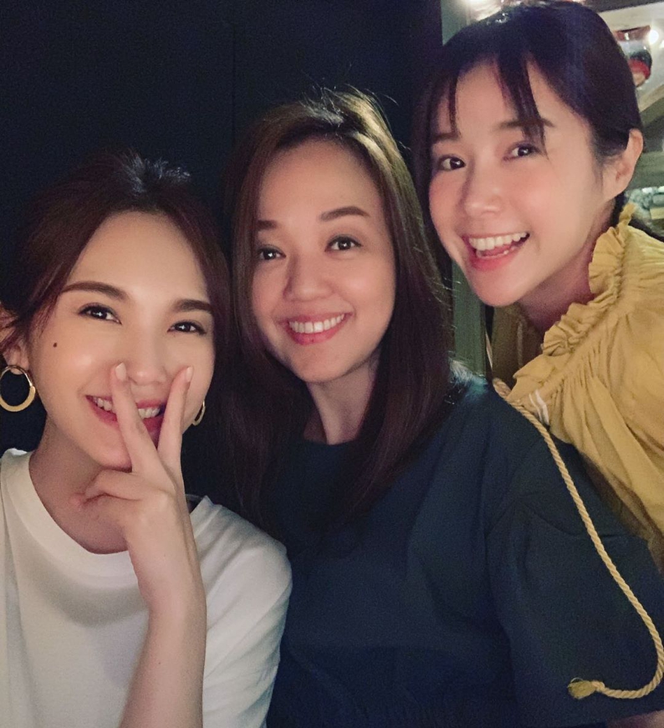 组图:杨丞琳晒与闺蜜聚会合照 对镜甜笑开心比耶气色佳
