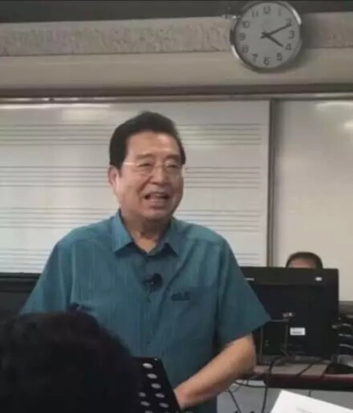 组图：80岁李双江近照曝光 身穿蓝色短袖上课笑容和蔼