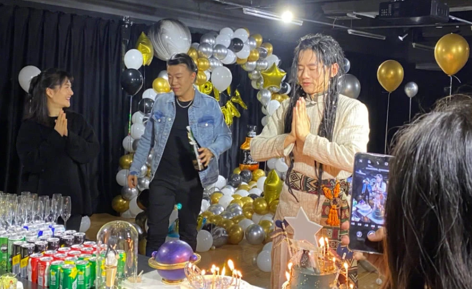 【奇趣网】张杰剧场过生日谢娜惊喜现身 两人喝交杯酒甜蜜满满