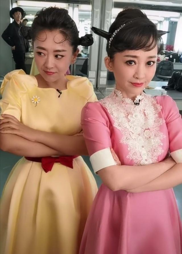 组图:月亮姐姐小鹿姐姐罕见同框 扎可爱小辫对镜做逗趣动作
