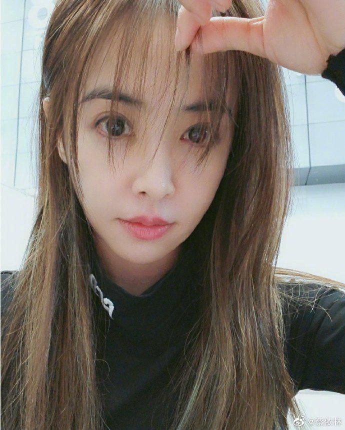 组图蔡依林晒素颜自拍粉嘟嘟刘海长长似大眼萌妹