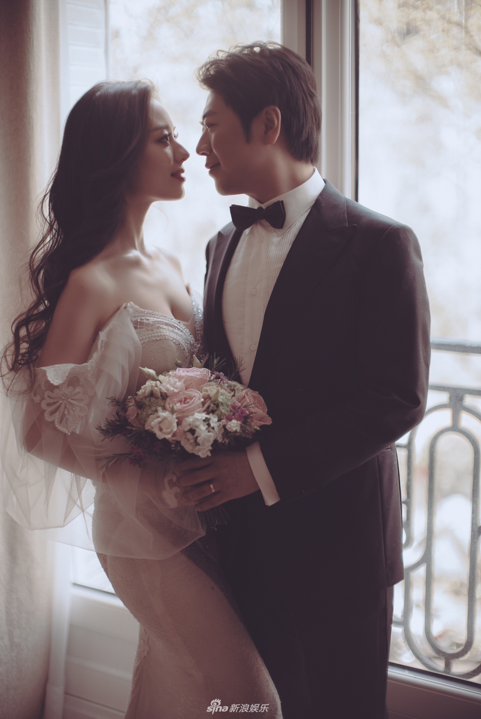 组图：郎朗陪老婆回“娘家”演出 爱丽丝深情凝望老公满脸甜蜜
