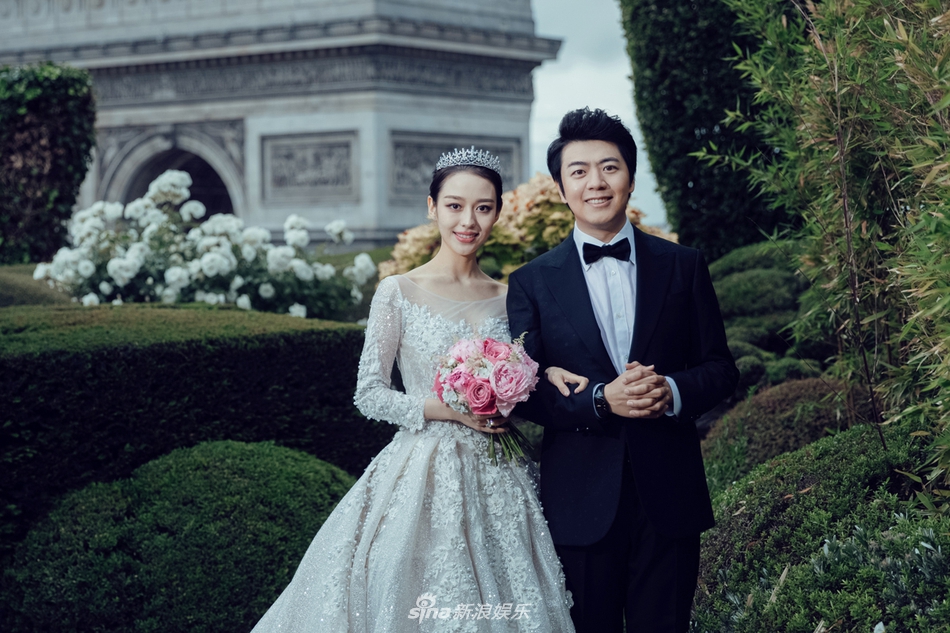 组图：郎朗陪老婆回“娘家”演出 爱丽丝深情凝望老公满脸甜蜜
