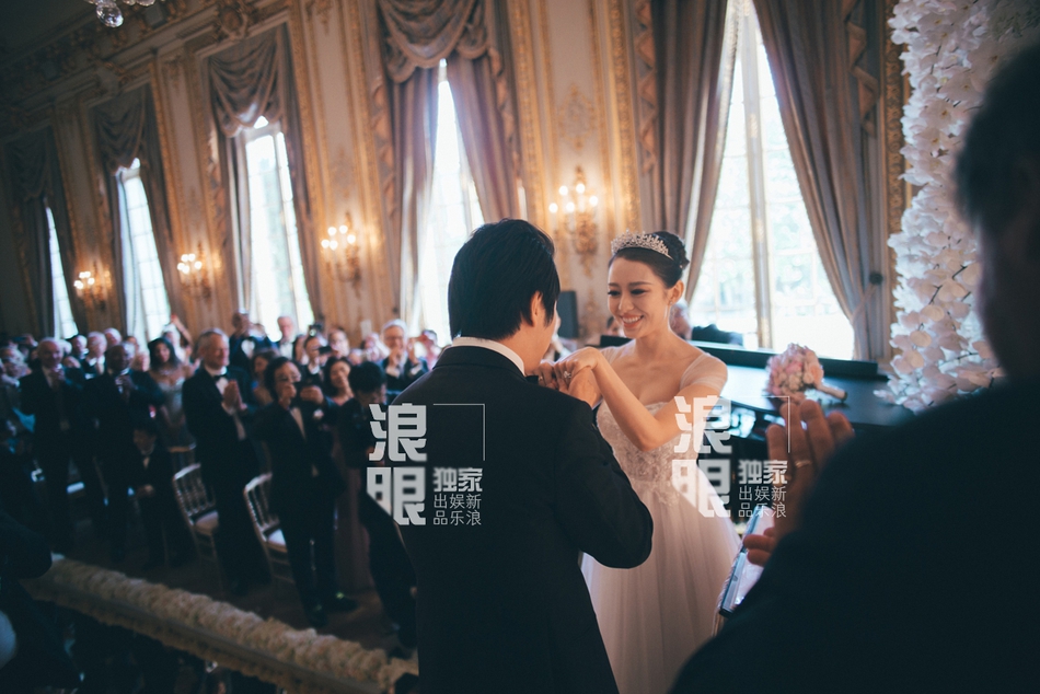 组图：郎朗陪老婆回“娘家”演出 爱丽丝深情凝望老公满脸甜蜜