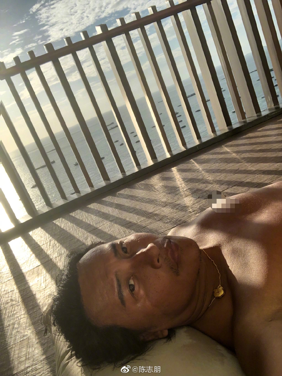 组图：陈志朋积极美黑晒海边自拍 自侃会晒成斑马线