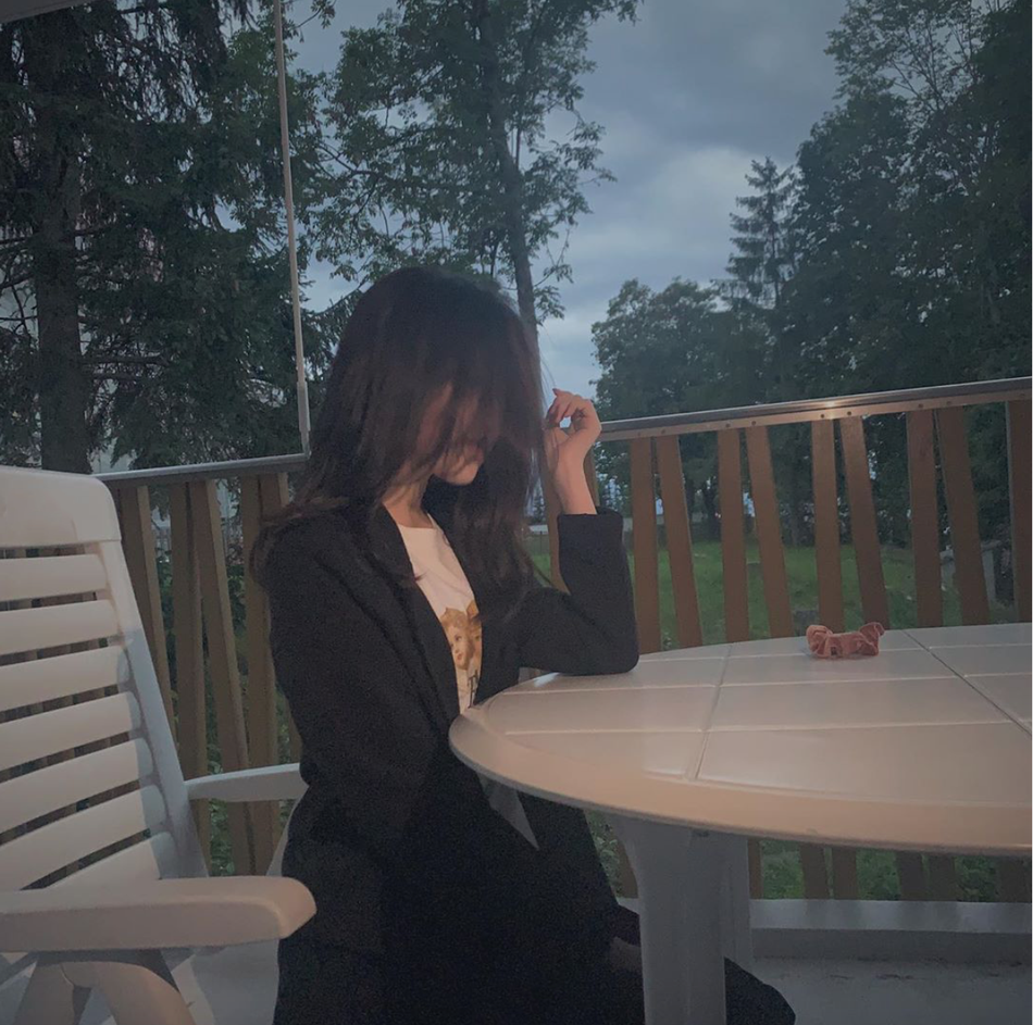 「奇趣网」李嫣长发披肩背影窈窕晒弹钢琴照 戴螃蟹头套显少女心