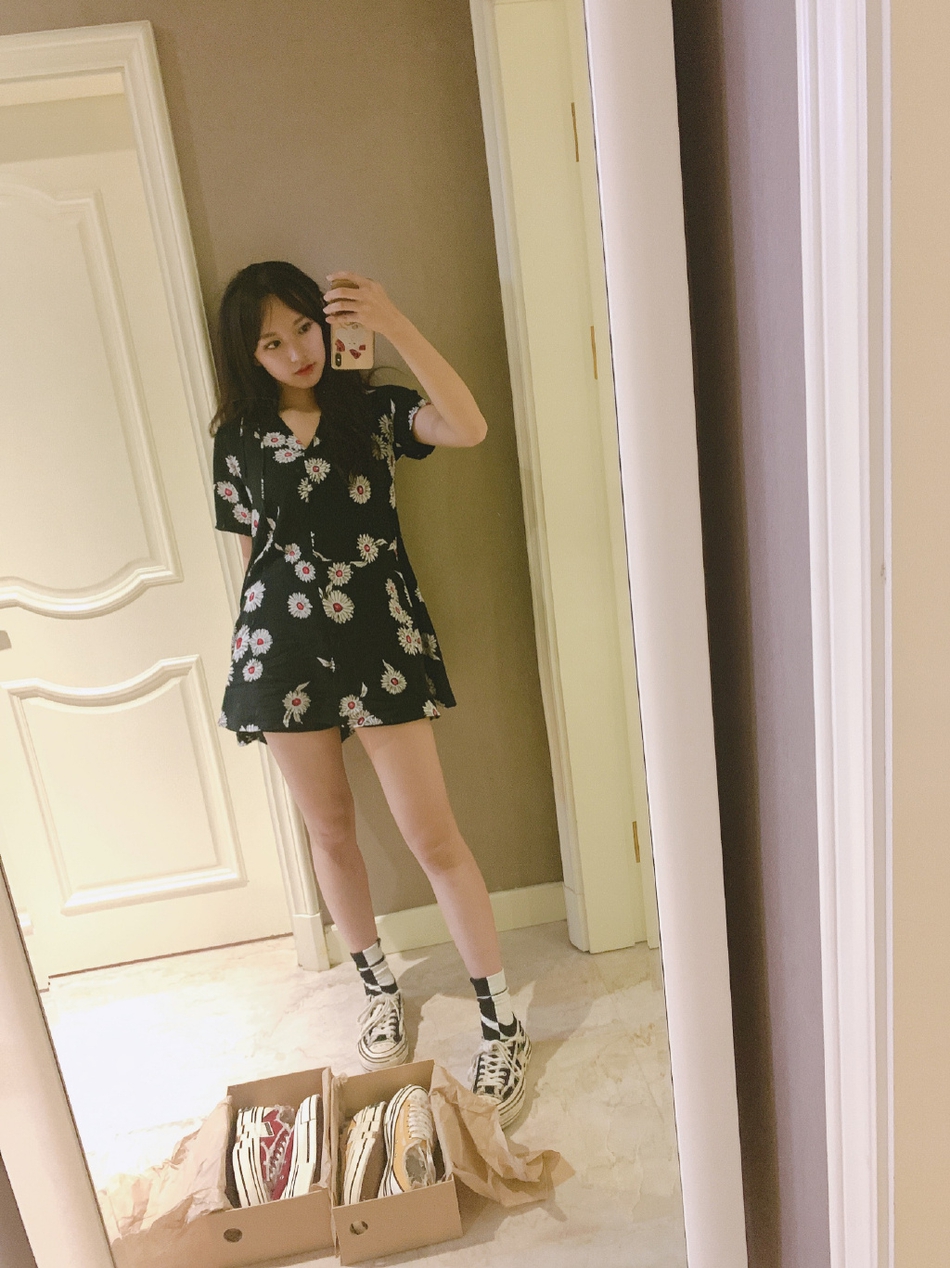 组图：程潇晒私服穿搭自拍wink 黑色渔夫帽斜跨花包显乖巧