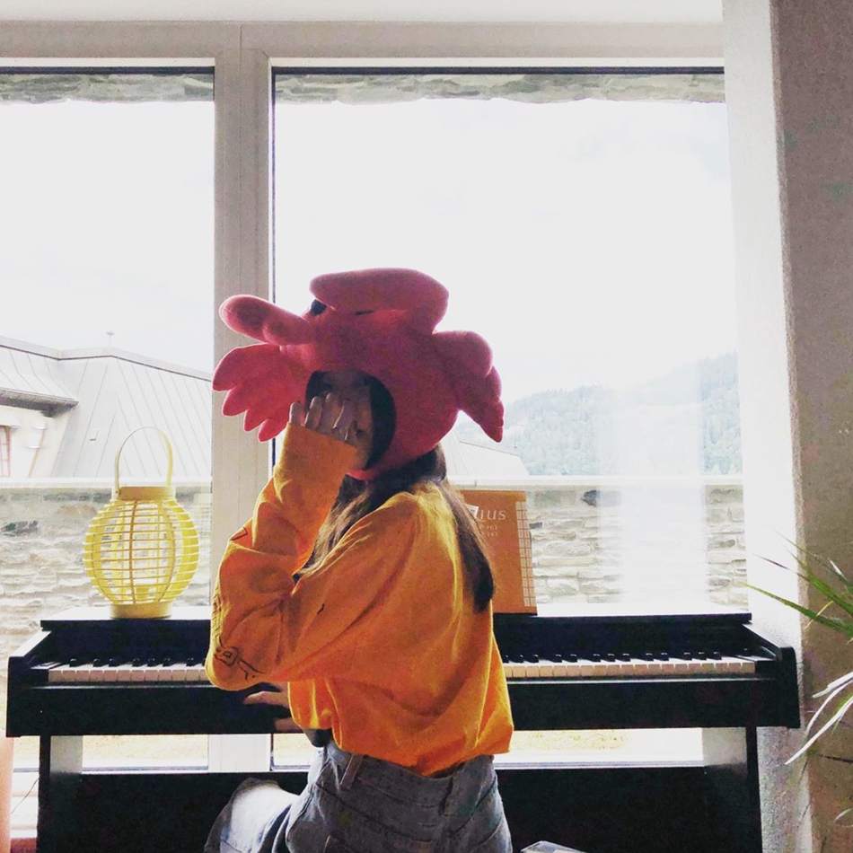 「奇趣网」李嫣长发披肩背影窈窕晒弹钢琴照 戴螃蟹头套显少女心