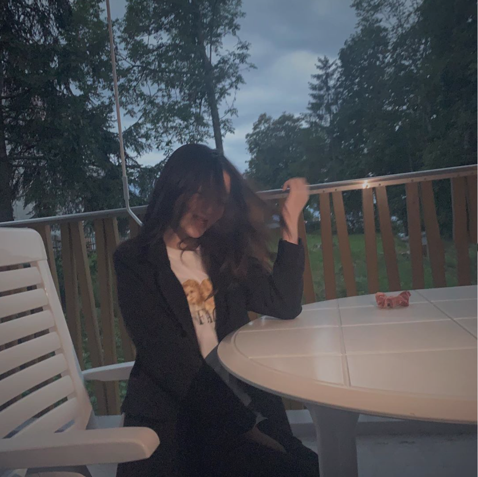 「奇趣网」李嫣长发披肩背影窈窕晒弹钢琴照 戴螃蟹头套显少女心