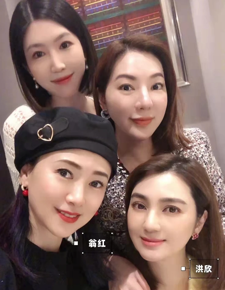 组图：友人晒洪欣翁虹合照 冻龄女神同框被美颜滤镜强行变脸