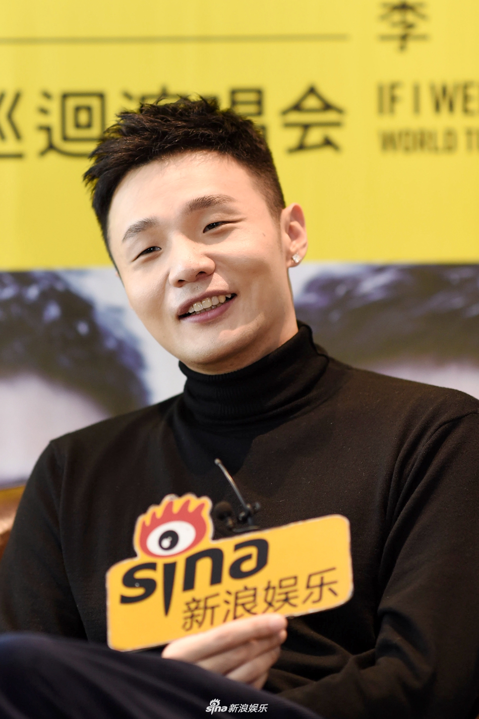 组图:李荣浩不愿在"周边"拼噱头 演唱会海报洗个头就开拍