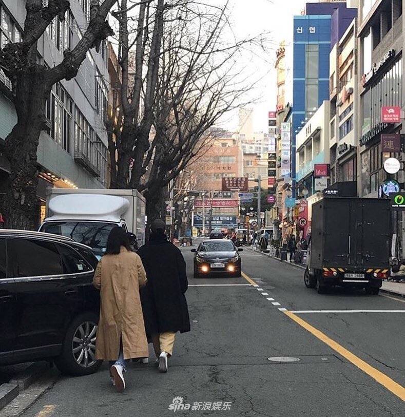 组图:宋仲基宋慧乔釜山街头被偶遇 合体轧马路