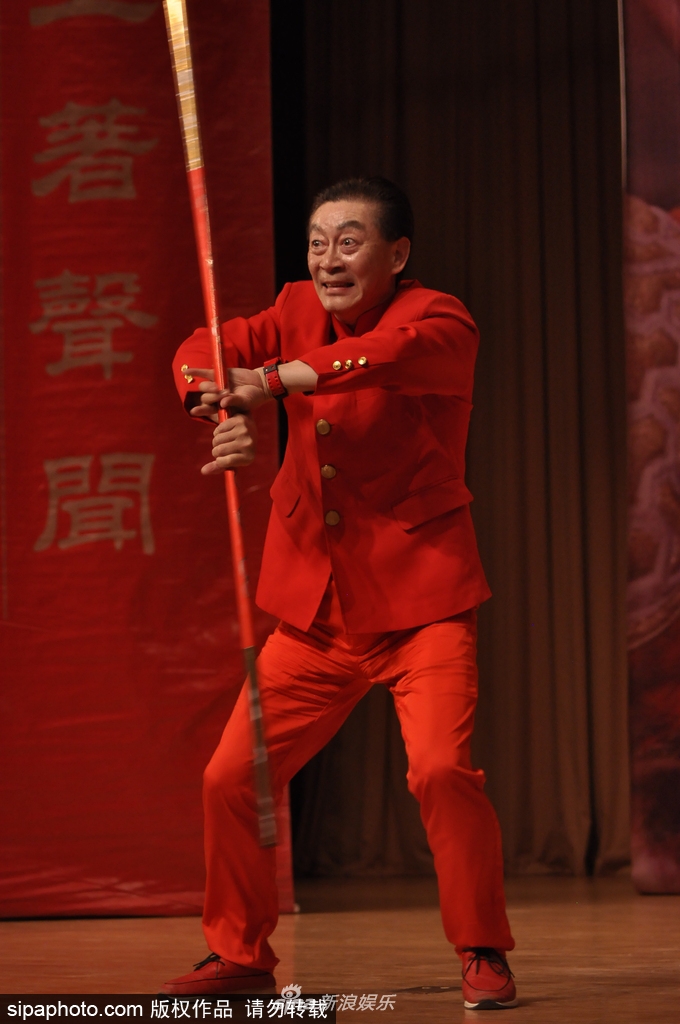 组图:六小龄童现身政法大学讲座 台上表演孙悟空英姿不减