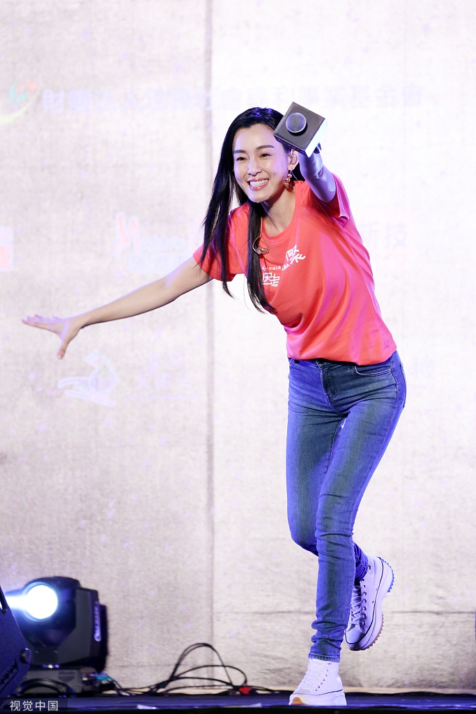 「奇趣网」范玮琪下巴缝15针后现身唱歌 否认自己是大嘴巴后秒删