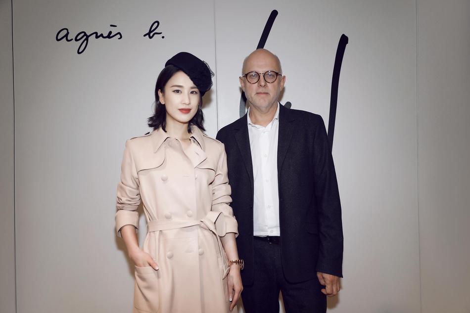 皮粉风衣搭配_长款黑色皮风衣搭配图(3)