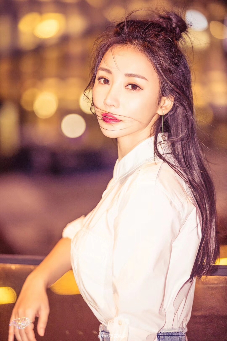 组图:柳岩扎发髻秀发随性凌乱 都市夜色中甜笑风情万种