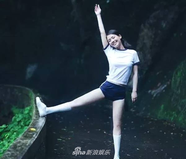 组图:马思纯青涩旧照曝光 学生妹造型重回《左耳》年代