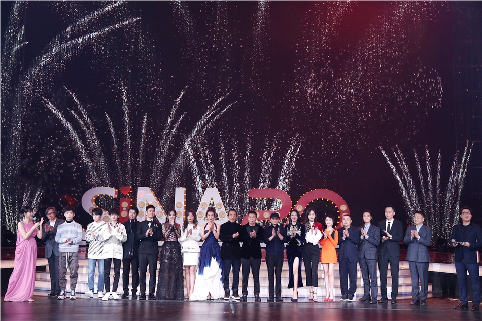 组图：李冰冰李宇春张艺谋等获微博之夜荣誉 周星驰送惊喜大礼