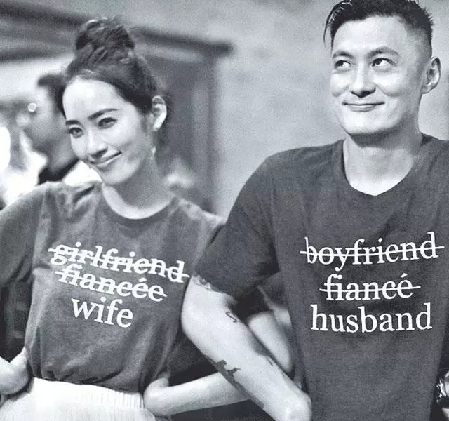 组图:余文乐晒儿子正面照父子齐比耶 余初见长相随妈妈王棠云