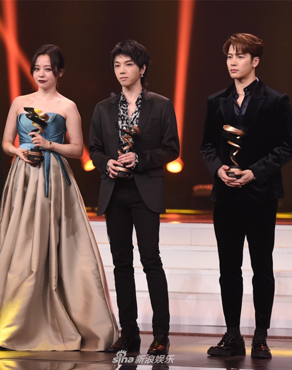 组图：李冰冰李宇春张艺谋等获微博之夜荣誉 周星驰送惊喜大礼