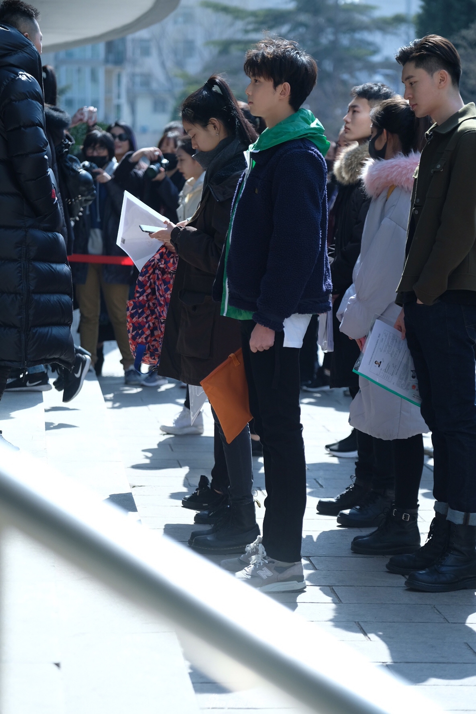 组图:吴磊现身北电四试笑容灿烂 校草绿卫衣显阳光本色