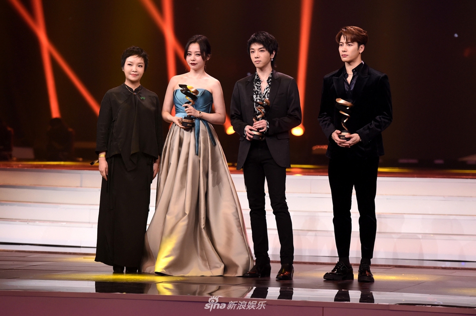 组图：李冰冰李宇春张艺谋等获微博之夜荣誉 周星驰送惊喜大礼