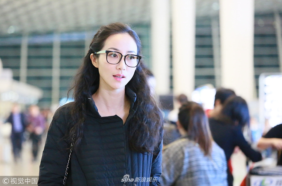 组图:35岁韩雪全黑LOOK现身秀雪肤 架黑框淡定前行超优雅