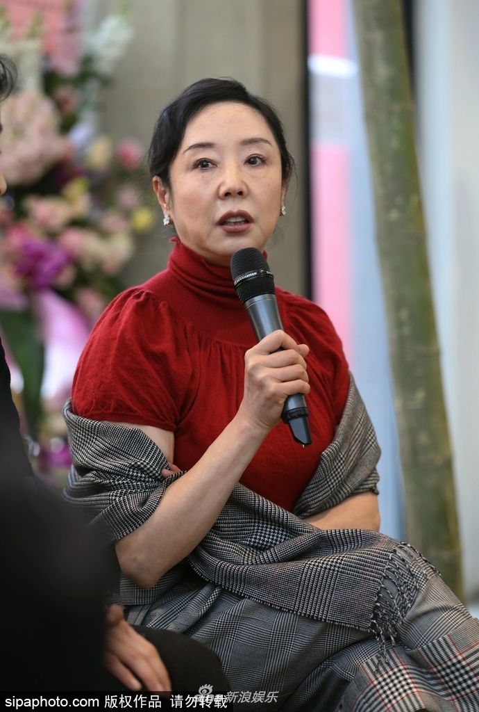 组图:严歌苓出席书法展开幕式 古典装尽显优雅气质