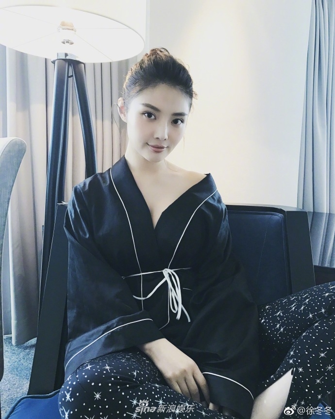 组图:大嫂徐冬冬晒宽袍美背写真 茶色眼镜化身麻辣女教师