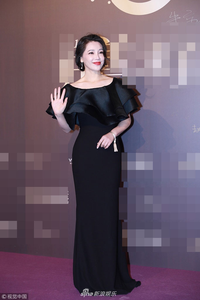 2019慈善名人夜 林志玲美背尽显杨澜开叉礼服秀美腿