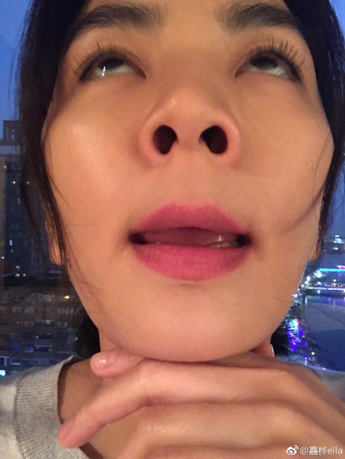 组图ella自曝开工已玩疯晒自拍秀鼻孔搞怪停不下来
