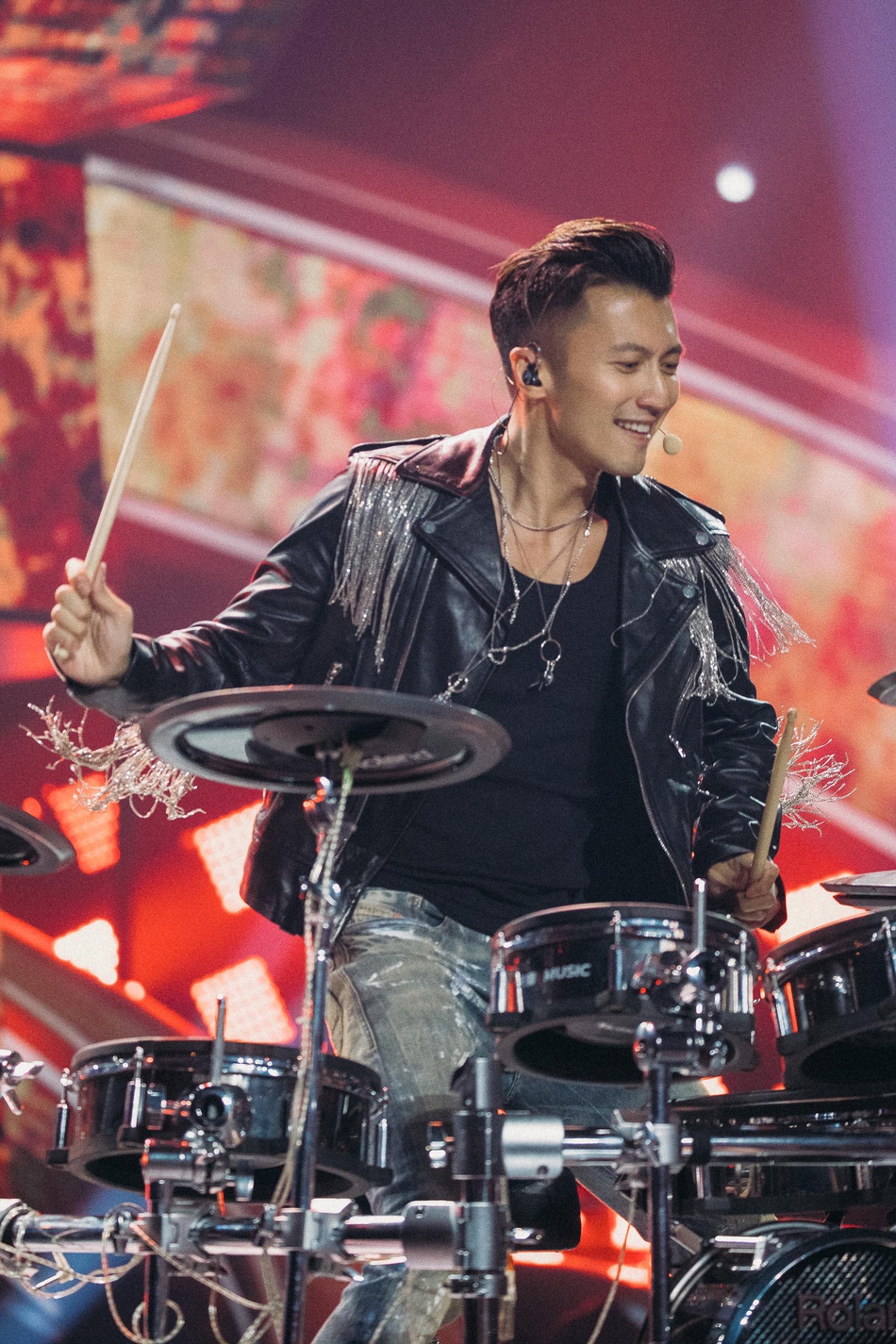 组图:谢霆锋化身摇滚star展现狂野 身着皮衣弹电吉他硬气十足