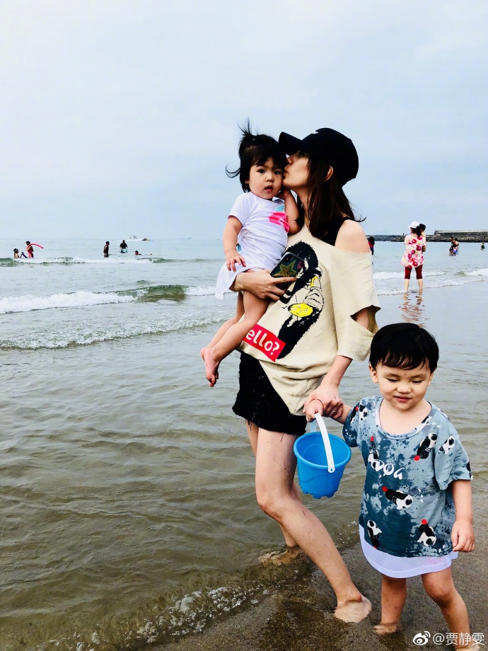 组图:贾静雯一家四口海边出行 咘咘和男生牵手对视波妞搞怪卖萌
