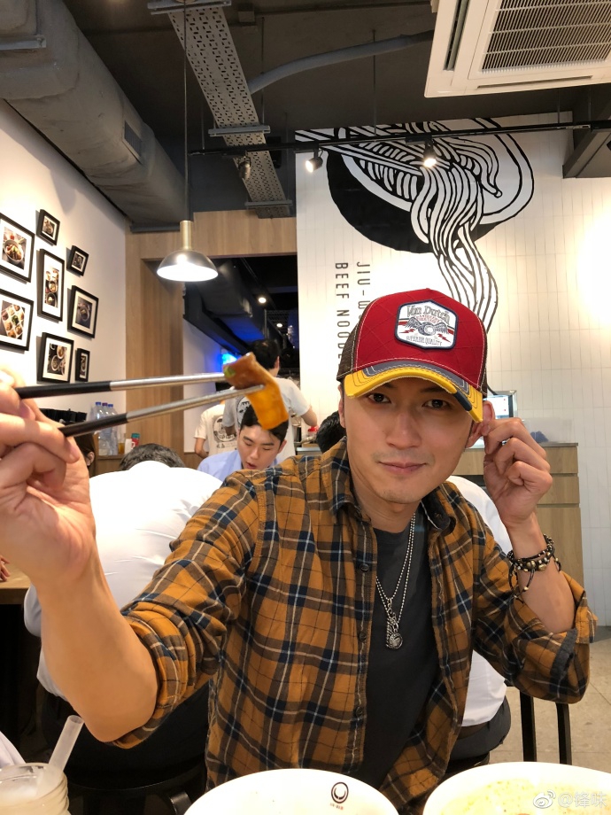 组图:谢霆锋一身休闲装现身上海 鸭舌帽搭配衬