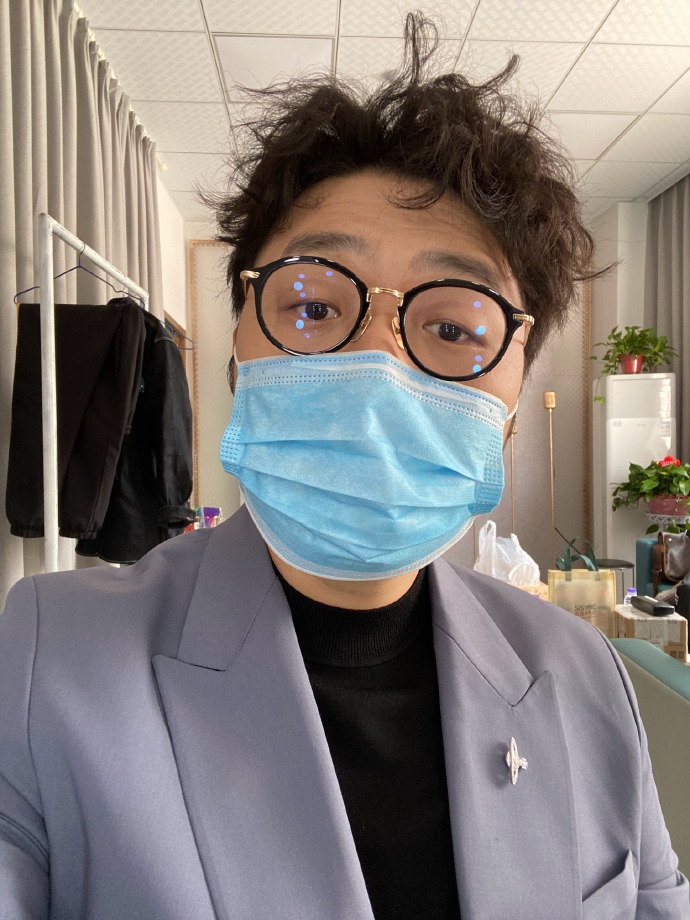 组图:杜海涛上台前戴口罩频拍照 圆框眼镜显斯文戴假发辣眼睛