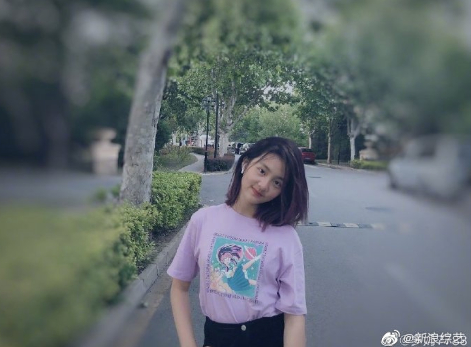 组图：黄磊大女儿多多近照曝光 解锁蓝黑新发色时尚大胆