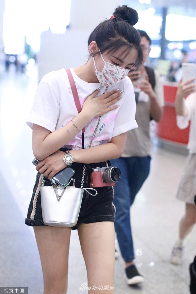 组图：杨超越高扎丸子头变元气少女 戴碎花口罩眯眼笑甜美可爱