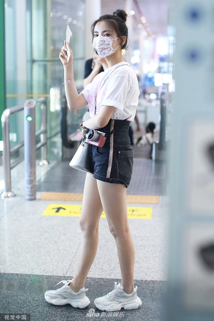 组图：杨超越高扎丸子头变元气少女 戴碎花口罩眯眼笑甜美可爱
