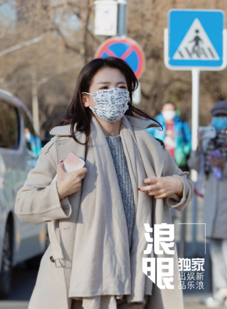 组图:刘涛现身2022央视春晚第四次联排 身穿卡其色大衣温柔随性_0
