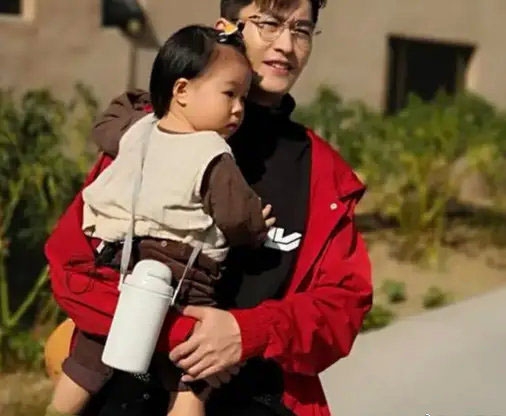 张翰风衣照_郑爽与张翰私下的吻照