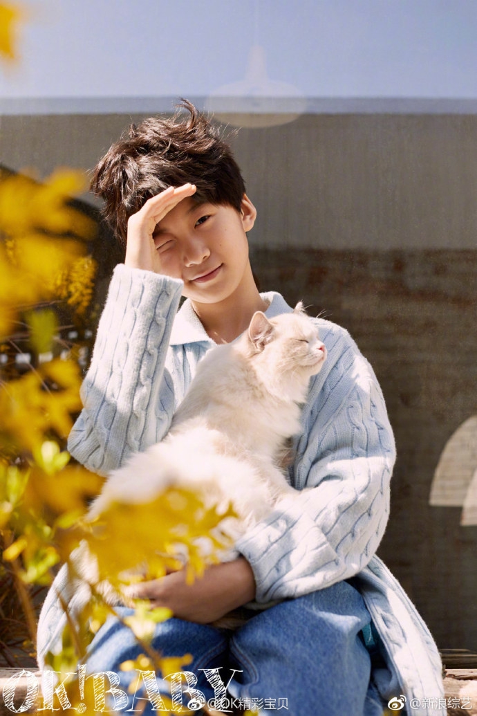 组图:张亮父子拍摄杂志封面 天天上学后首次出镜活力十足