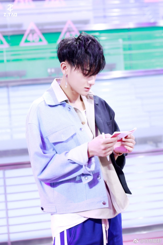 组图:何炅黄子韬范丞丞拼接夹克外套撞衫 你更